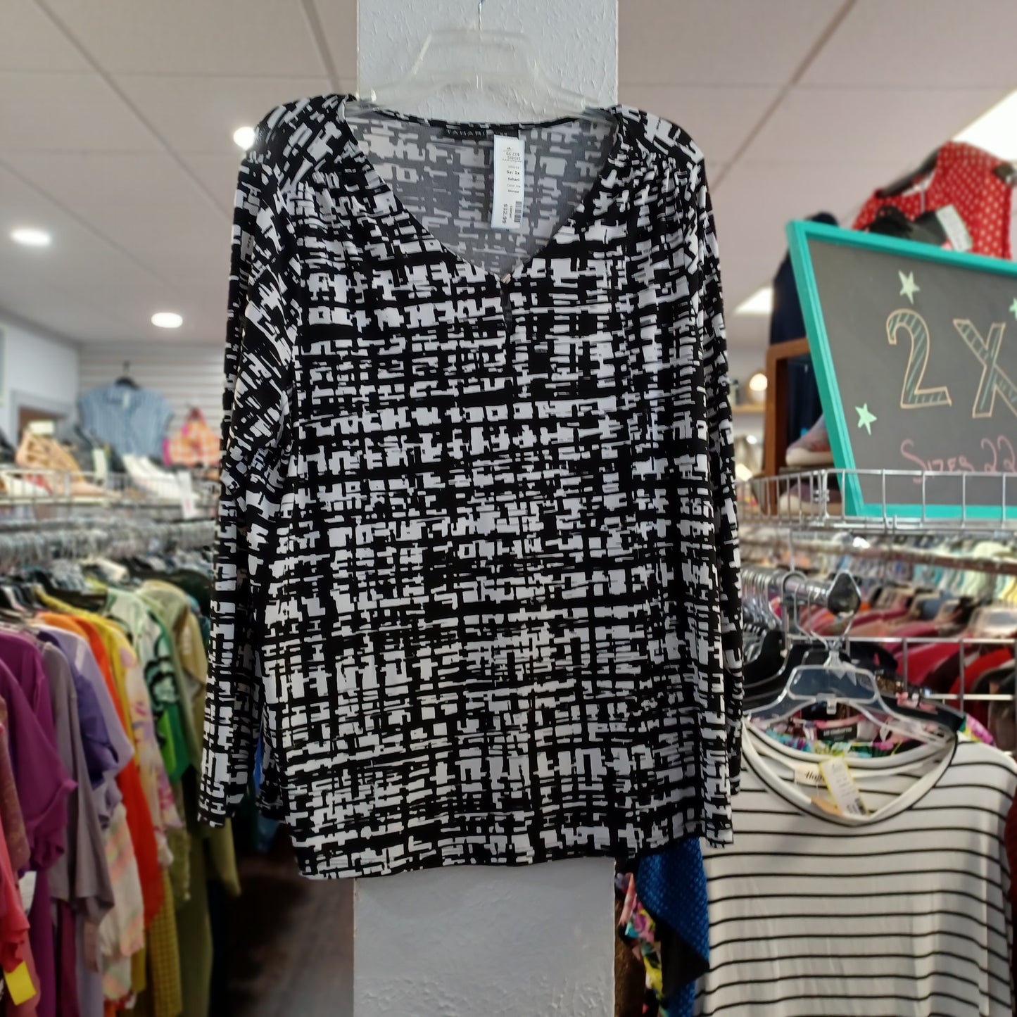 (1x) Tahari